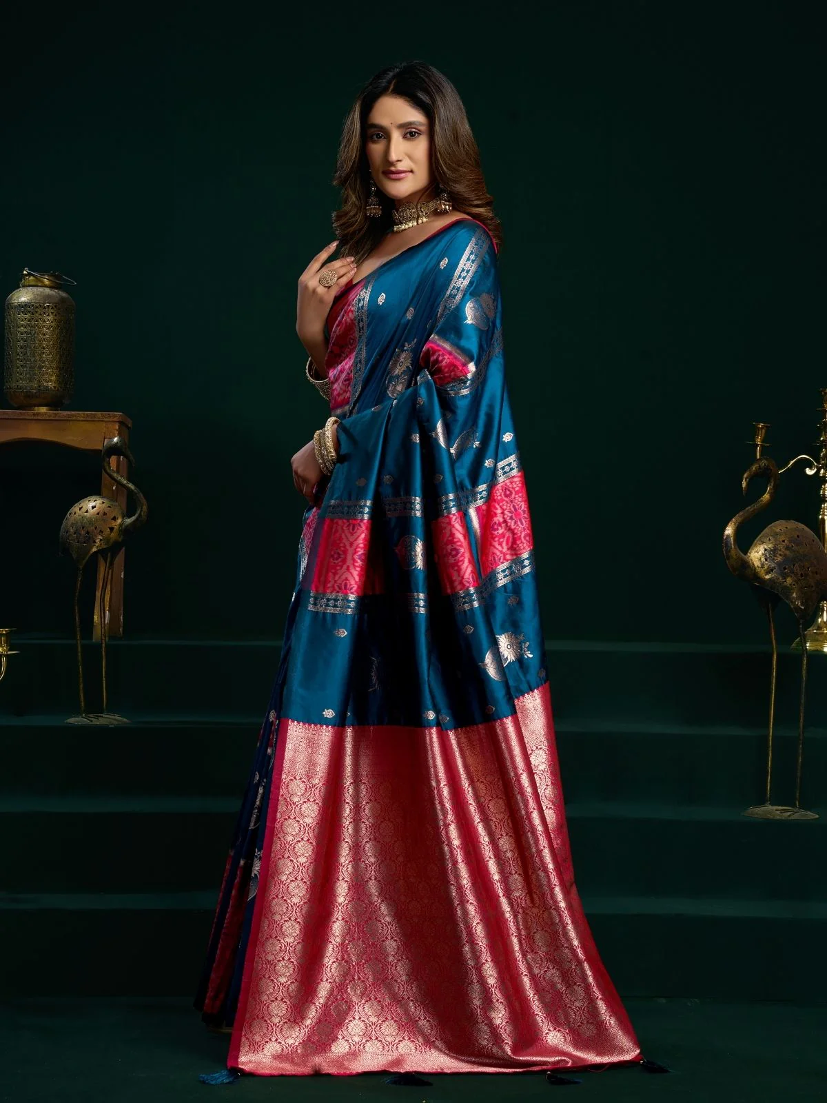 Odette Navy Blue and Pink Silk Blend Woven Saree For Women - Image 2