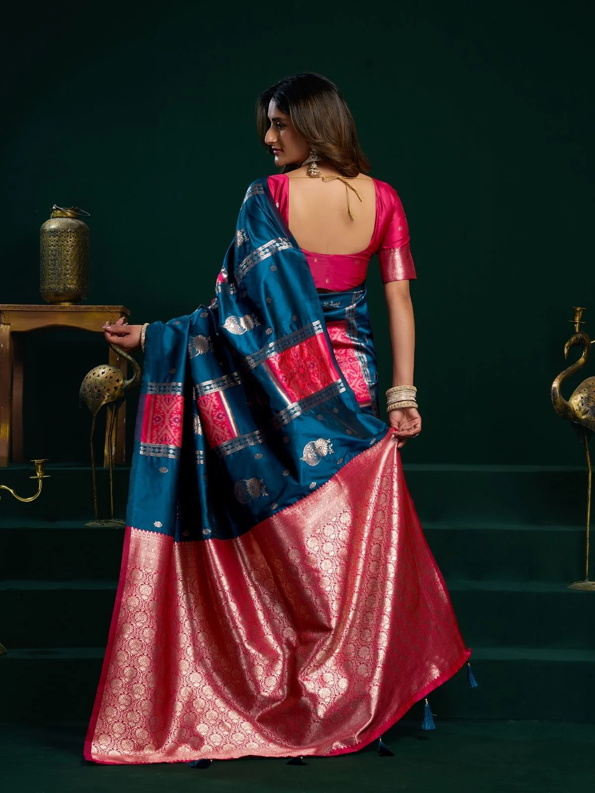 Odette Navy Blue and Pink Silk Blend Woven Saree For Women - Image 4