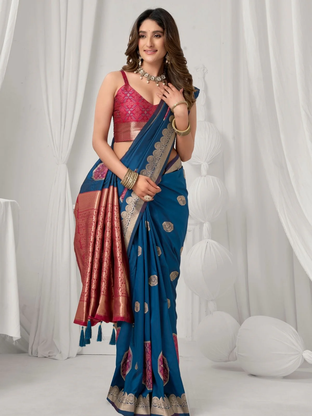 Odette Navy Blue and Pink Silk Blend Woven Saree For Women - Image 3
