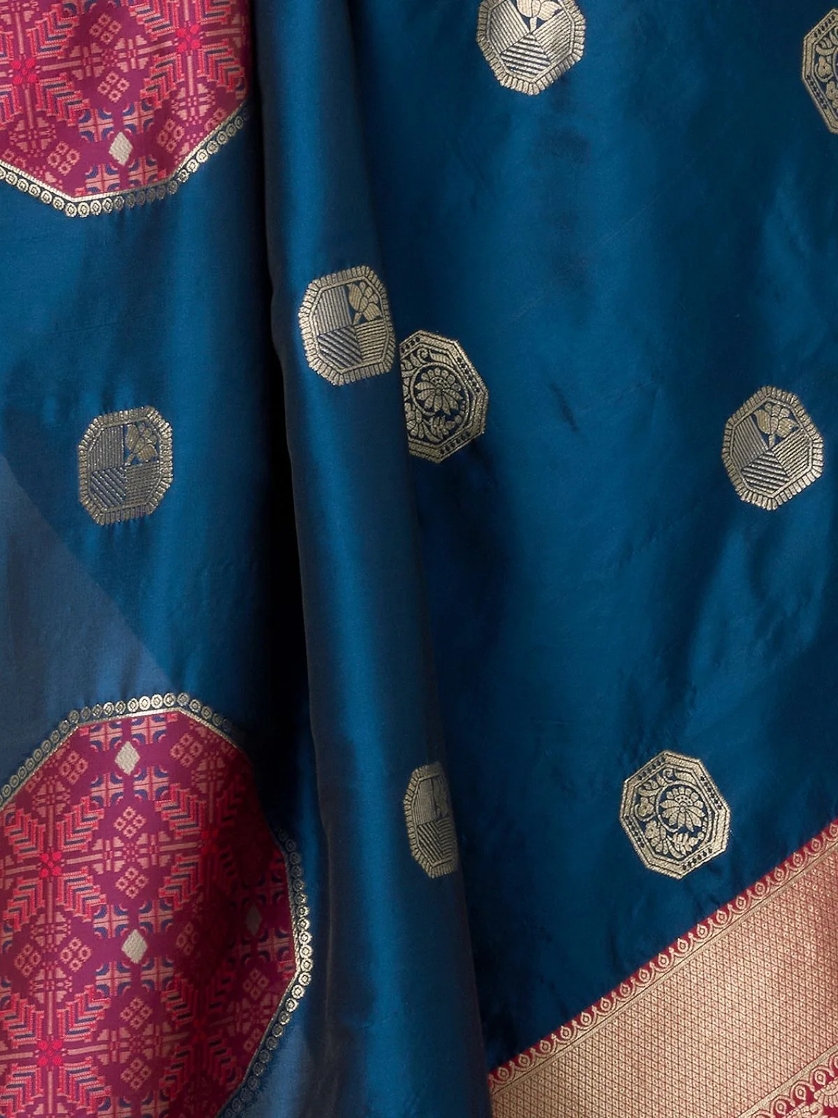 Odette Navy Blue and Pink Silk Blend Woven Saree For Women - Image 6