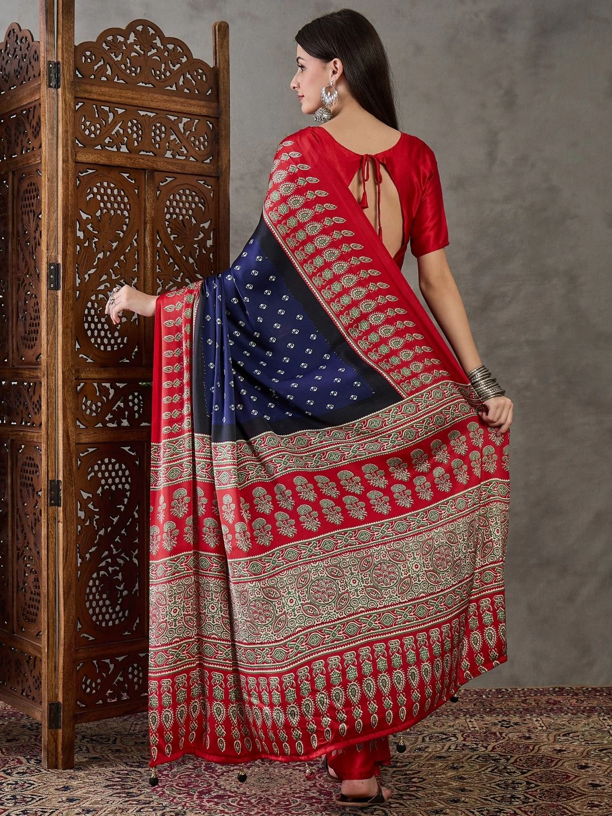 Odette Navy Blue And Red Silk Blend Printed Elegant Saree For Women - Image 2