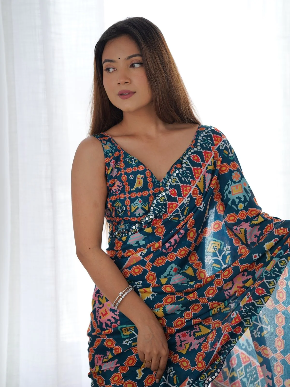 Odette Navy Blue Chinon Printed Saree With Unstitched Blouse For Women - Image 4