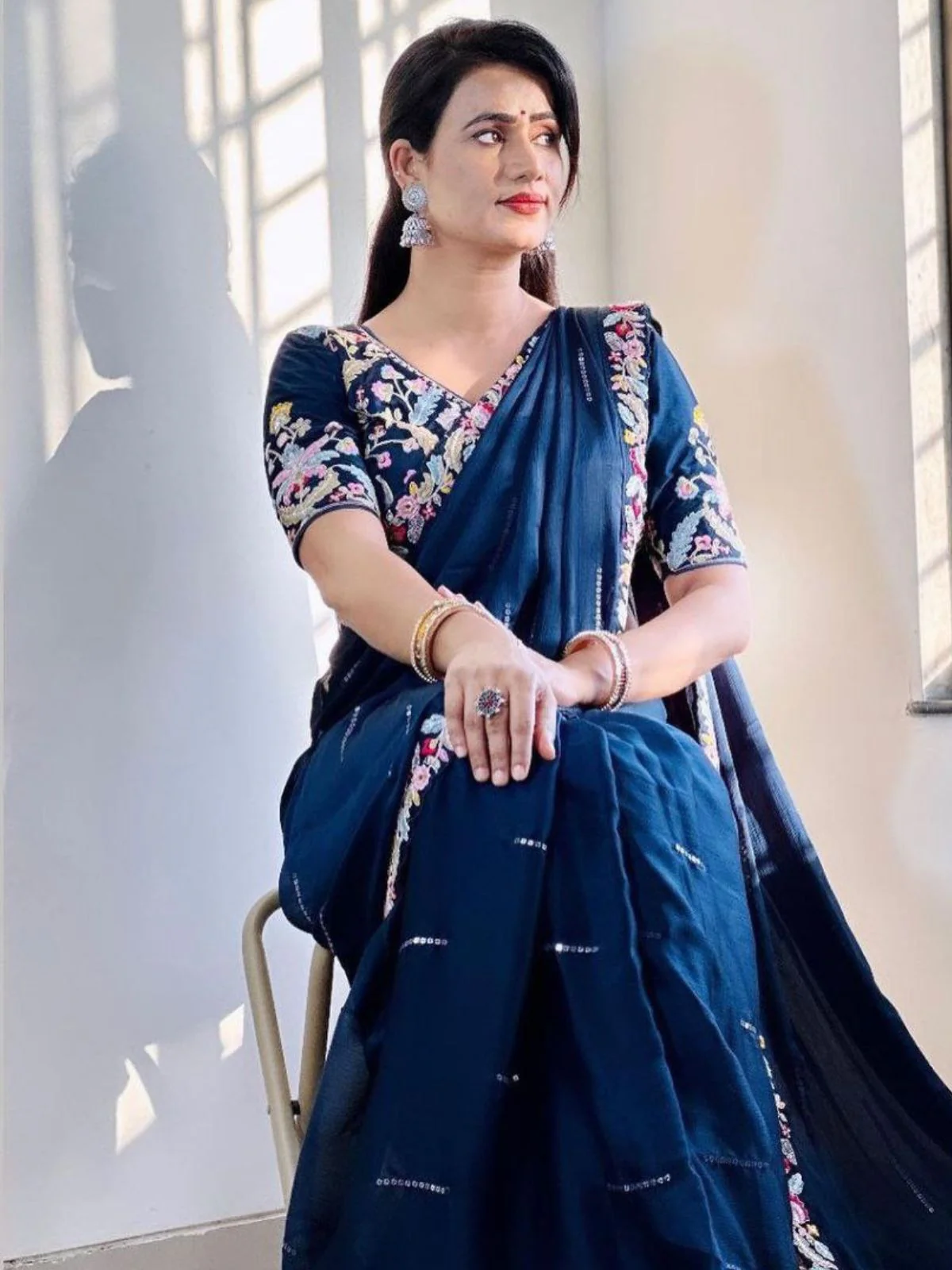 Odette Navy Blue Embroidered Silk Blend Saree With Stitched Blouse For Women - Image 3