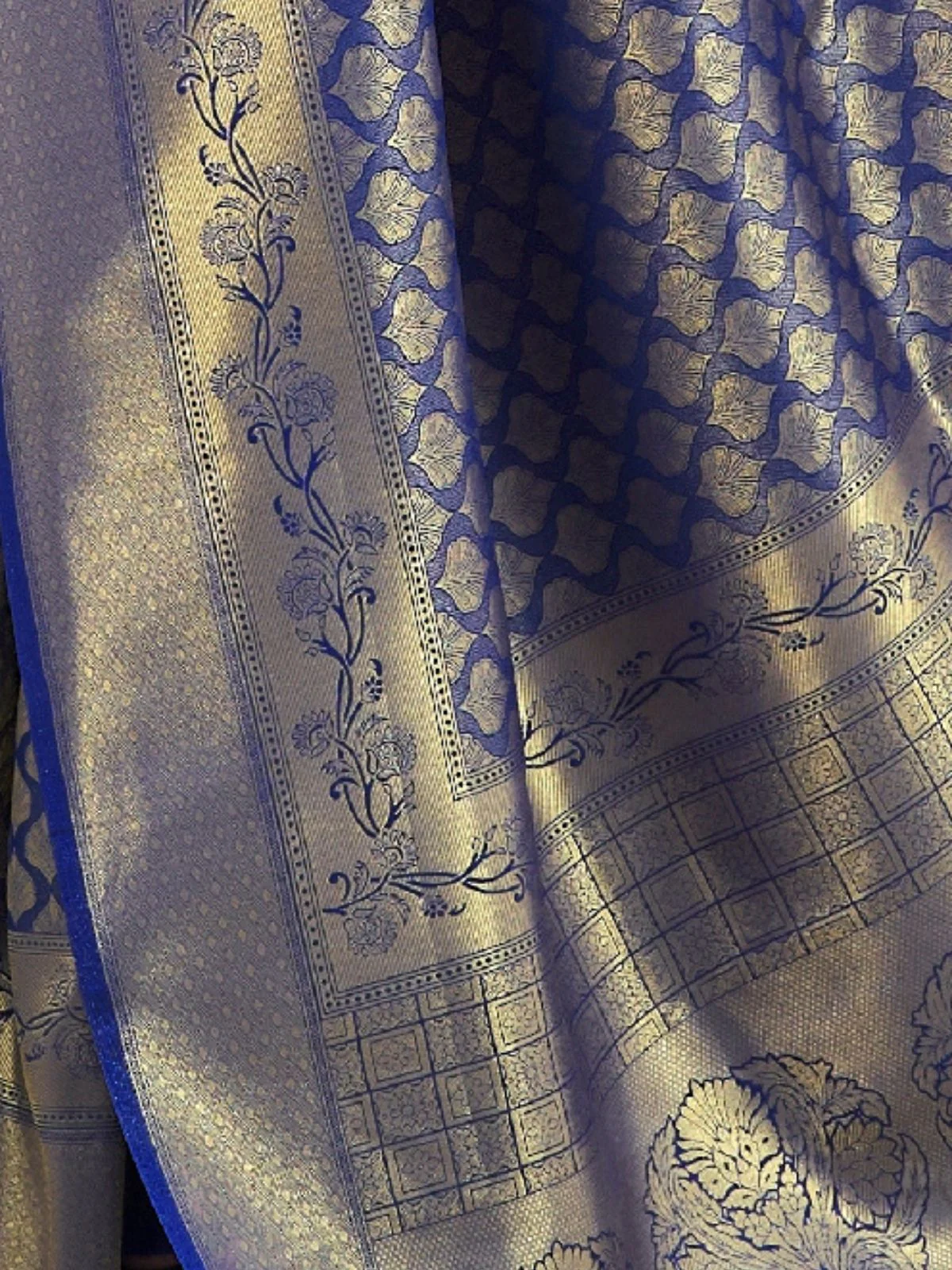 Odette Navy Blue Silk Blend Woven Saree With Unstitched Blouse For Women - Image 3