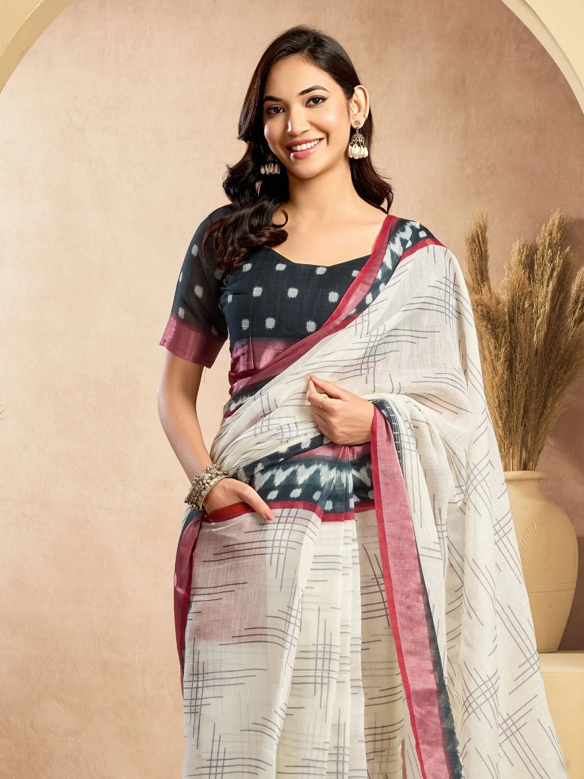 Odette Off White Cotton Linen Solid Saree For Women - Image 5