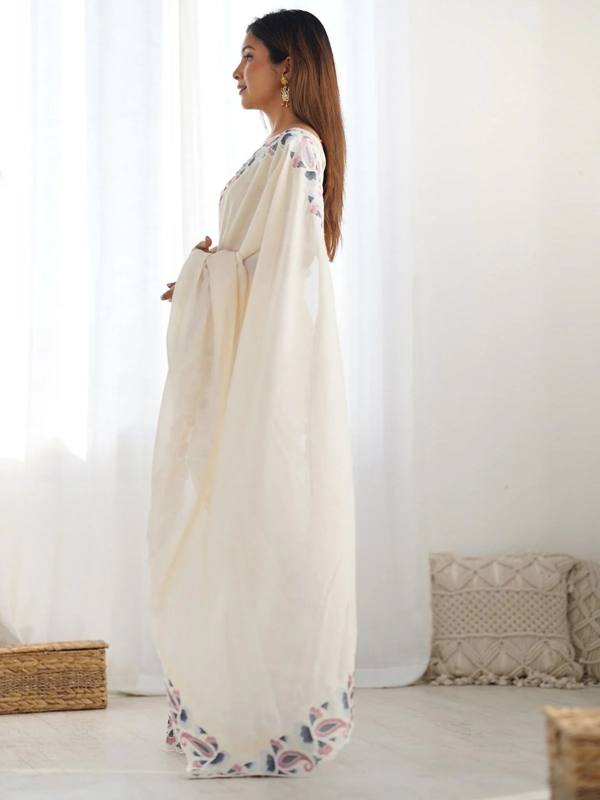 Odette Off White Silk Blend Embroidered Solid Saree For Women - Image 3