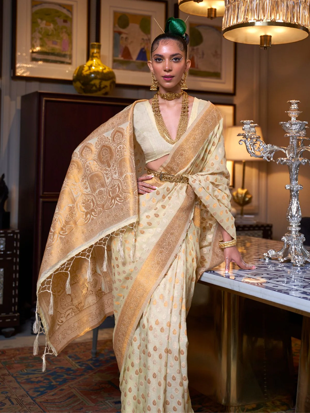 Odette Off White Silk Blend Woven Saree With Unstitched Blouse for Women - Image 2