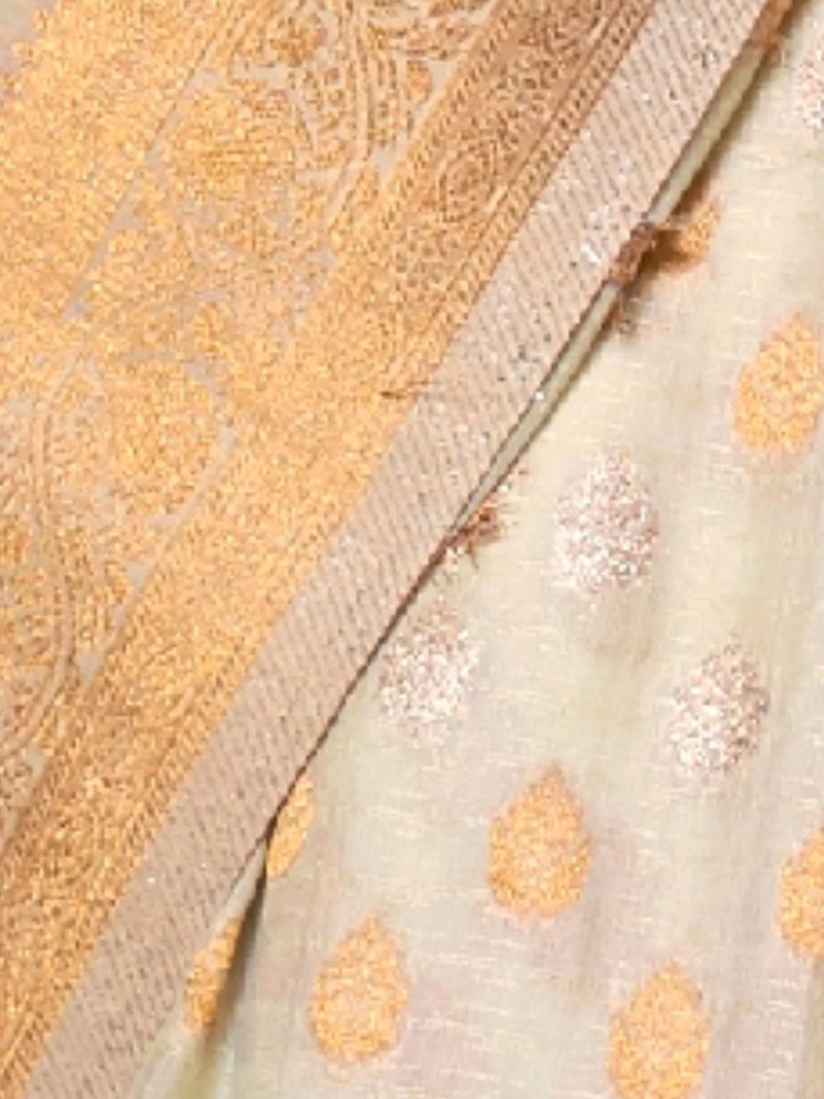 Odette Off White Silk Blend Woven Saree With Unstitched Blouse for Women - Image 3