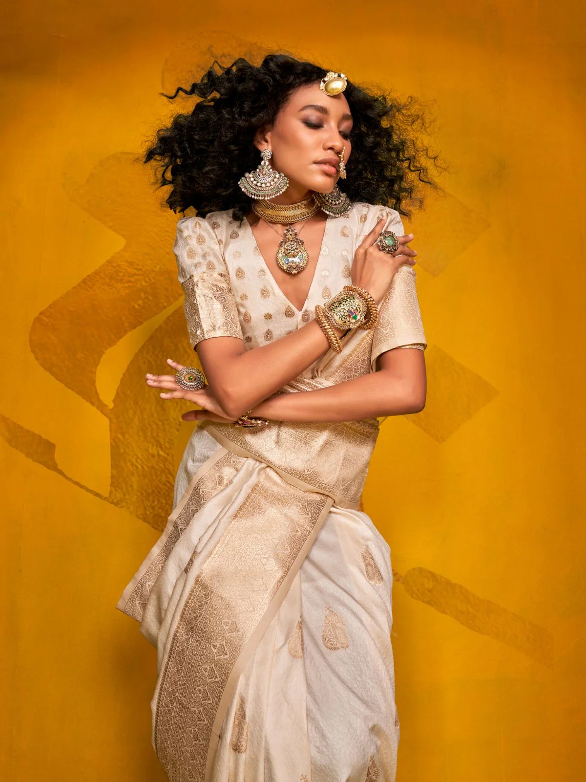 Odette Off White Silk Blend Woven Saree With Unstitched Blouse For Women - Image 2