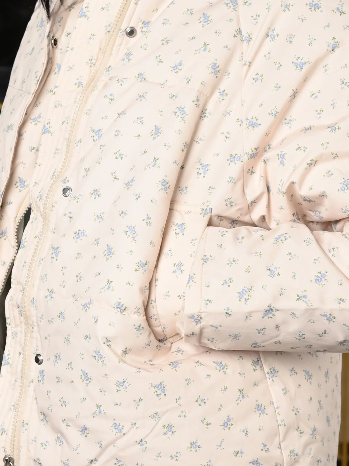 Odette Off White Tafetta Printed Puffer Jacket For Women - Image 5