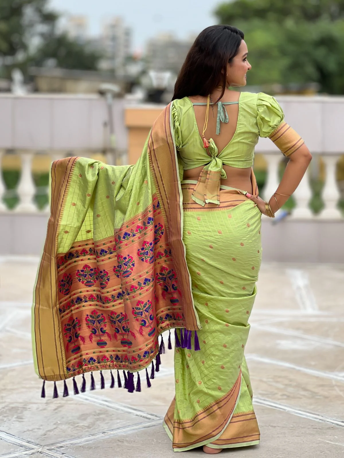 Odette Olive Woven Design Silk Blend Saree With Unstitched Blouse For Women - Image 4