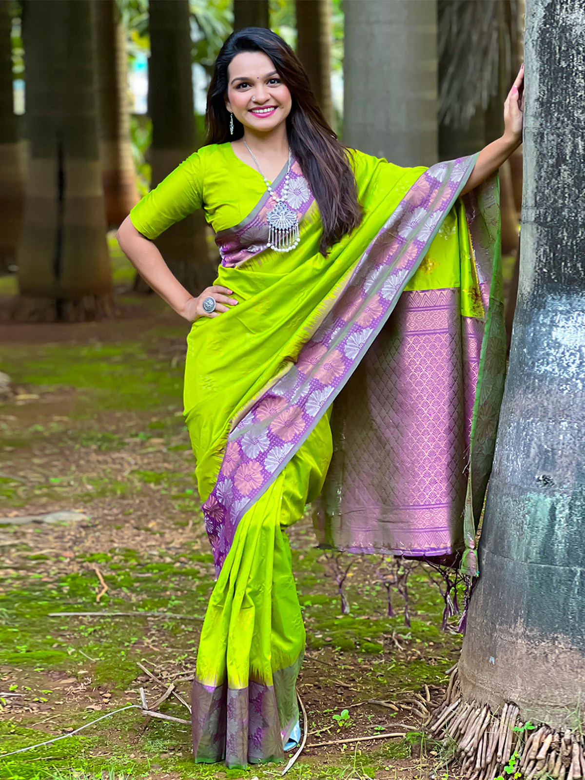 Odette Olive Woven Design Soft Silk Saree With Unstitched Blouse For Women - Image 2