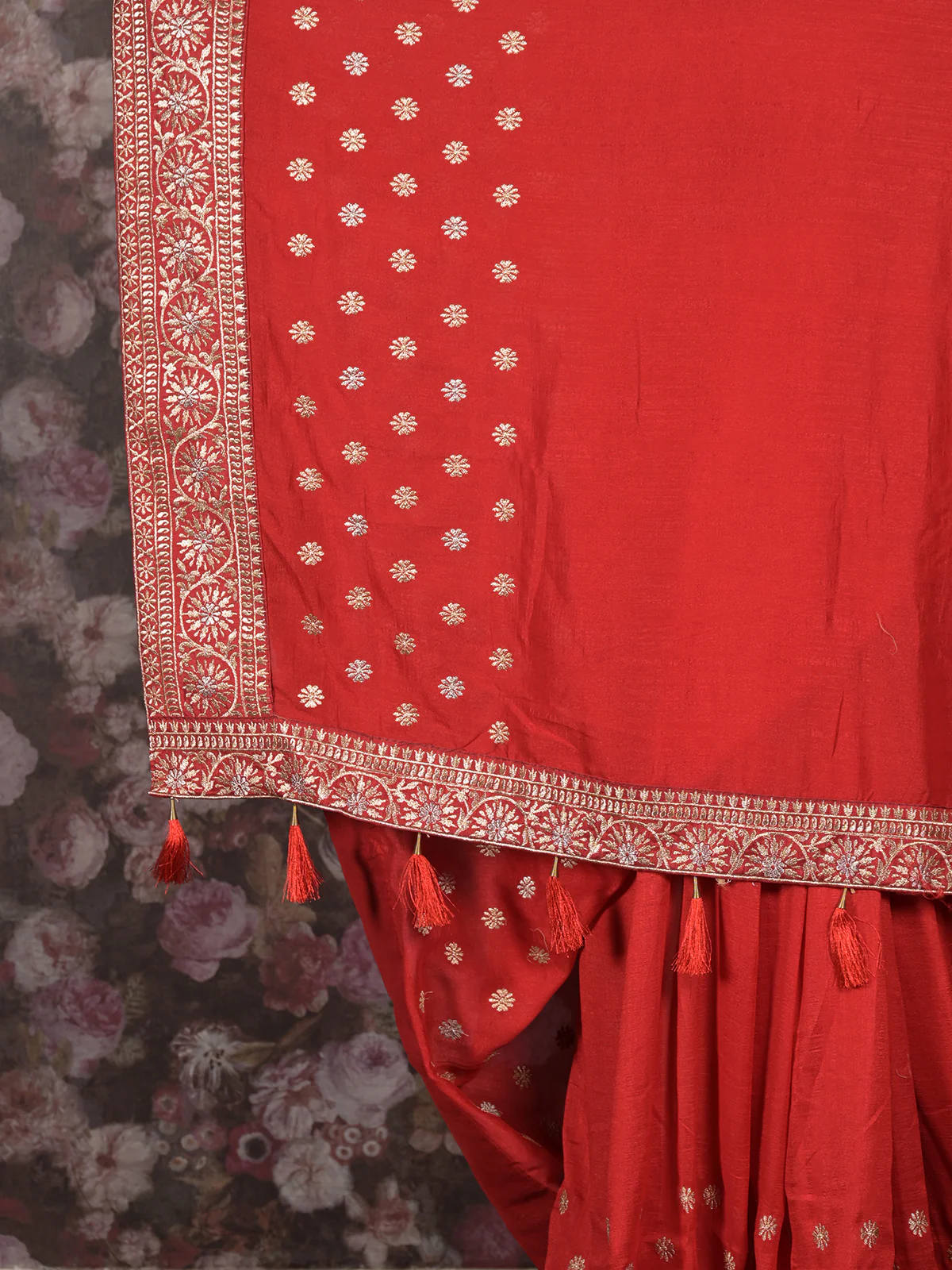 Odette Red Embroiedered Silk Blend Saree With Unstitched Blouse For Women - Image 3