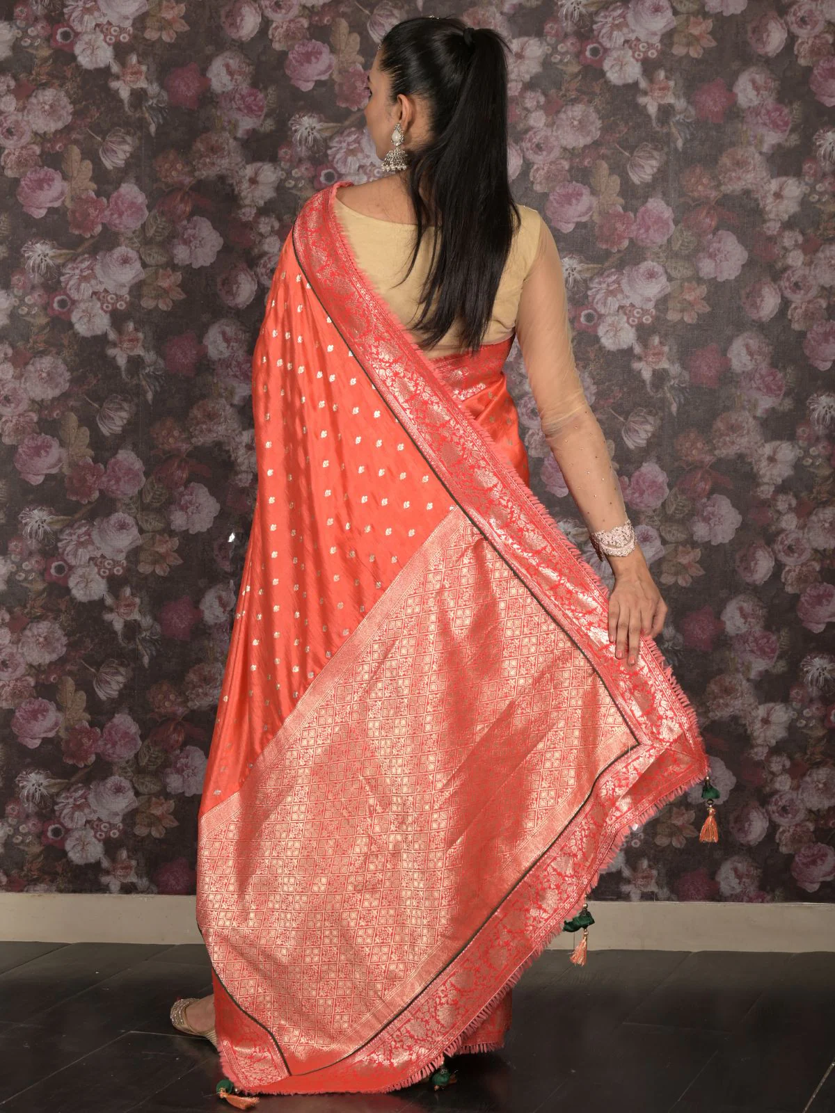 Odette Orange Printed Crepe Saree With Unstitched Blouse For Women - Image 5