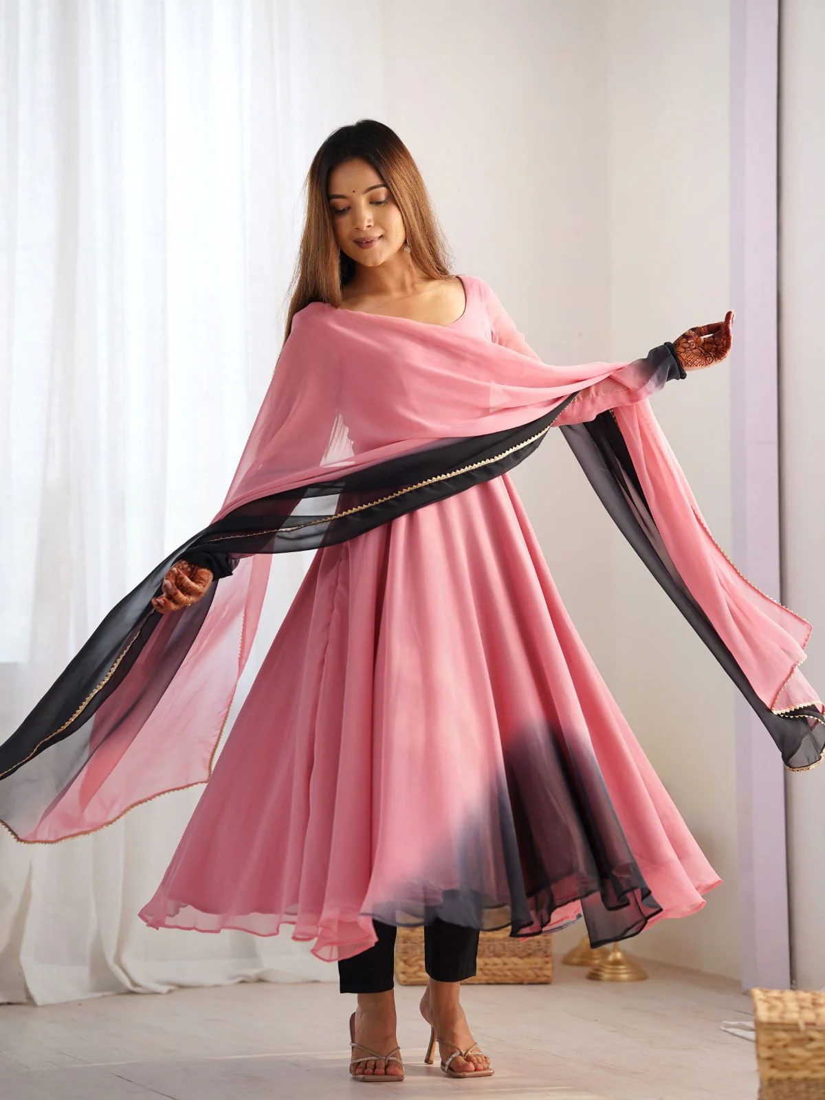 Odette Pink & Black Georgette Plain Kurta Set For Women - Image 3