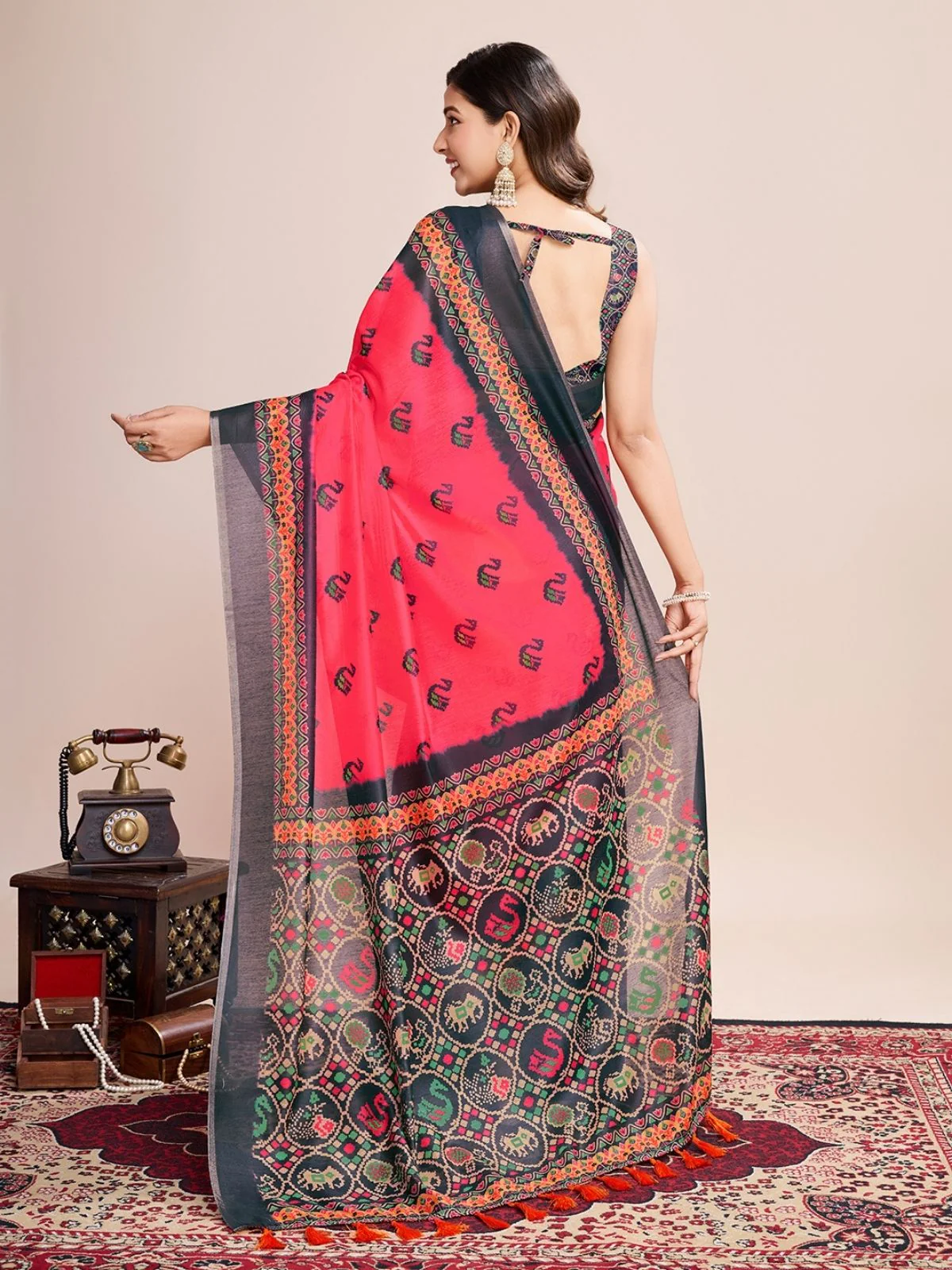 Odette Pink Linen Printed Saree With Unstitched Blouse For Women - Image 2