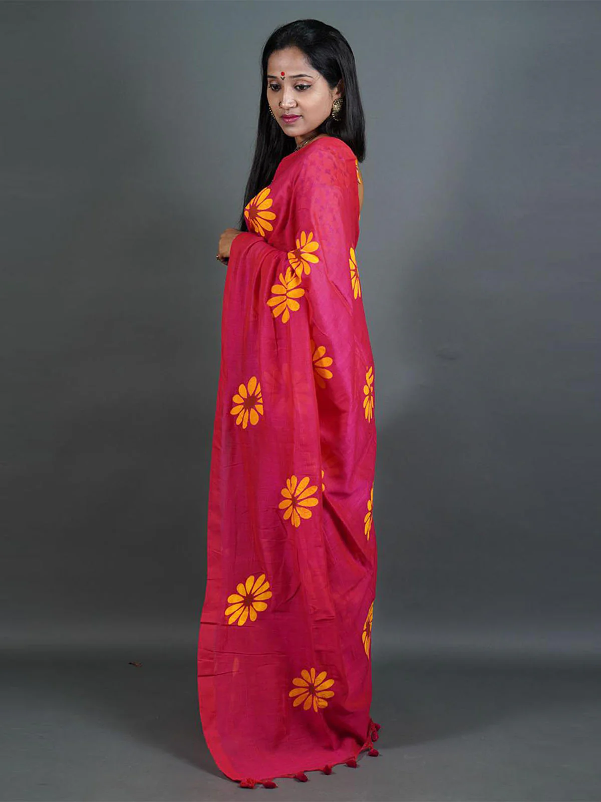 Odette Pink Printed Cotton Saree With Unstitched Blouse For Women - Image 5