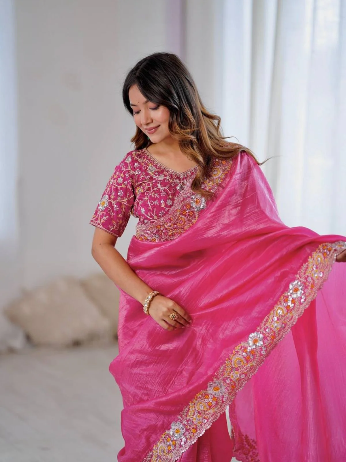 Odette Pink Silk Blend Solid Saree For Women - Image 3