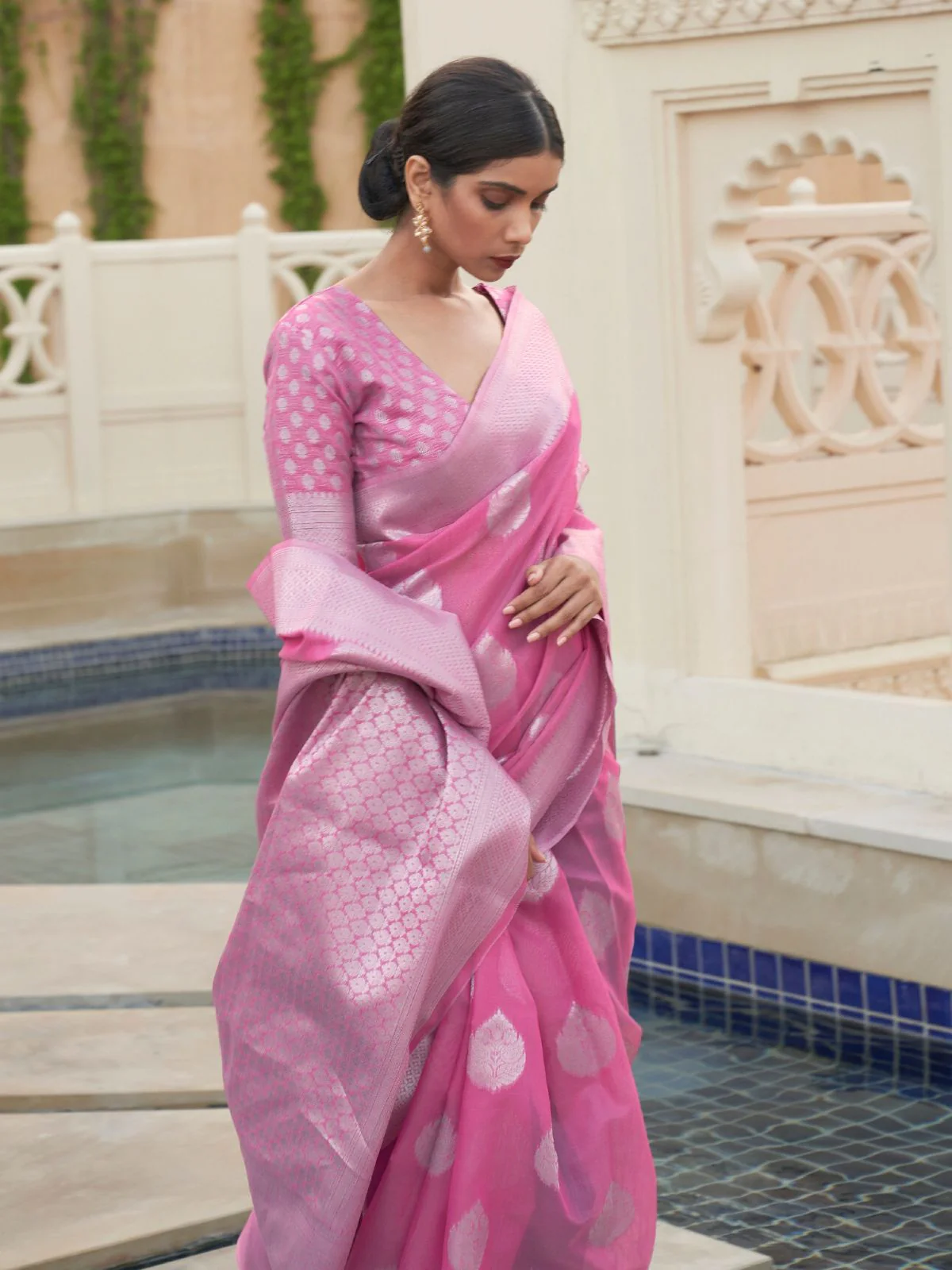 Odette Pink Woven Design Linen Saree With Unstitched Blouse For Women - Image 2