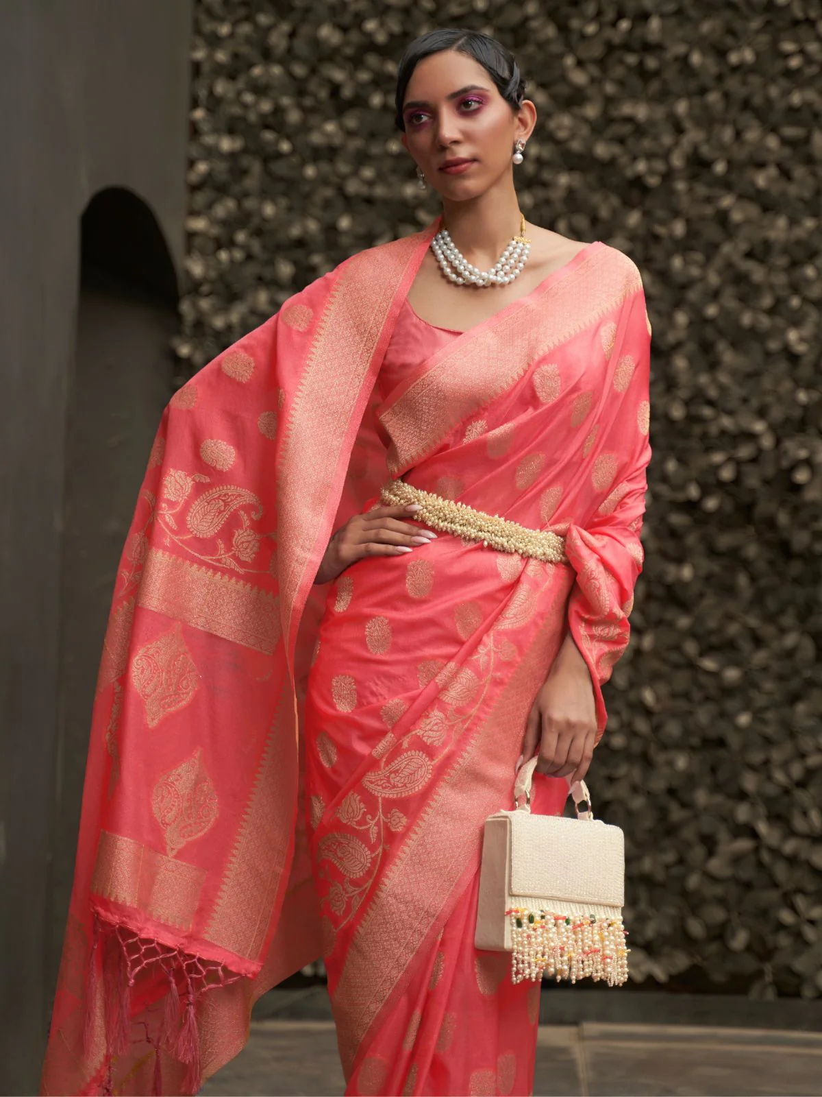 Odette Pink Woven Design Silk Blend Saree With Unstitched Blouse For Women - Image 2