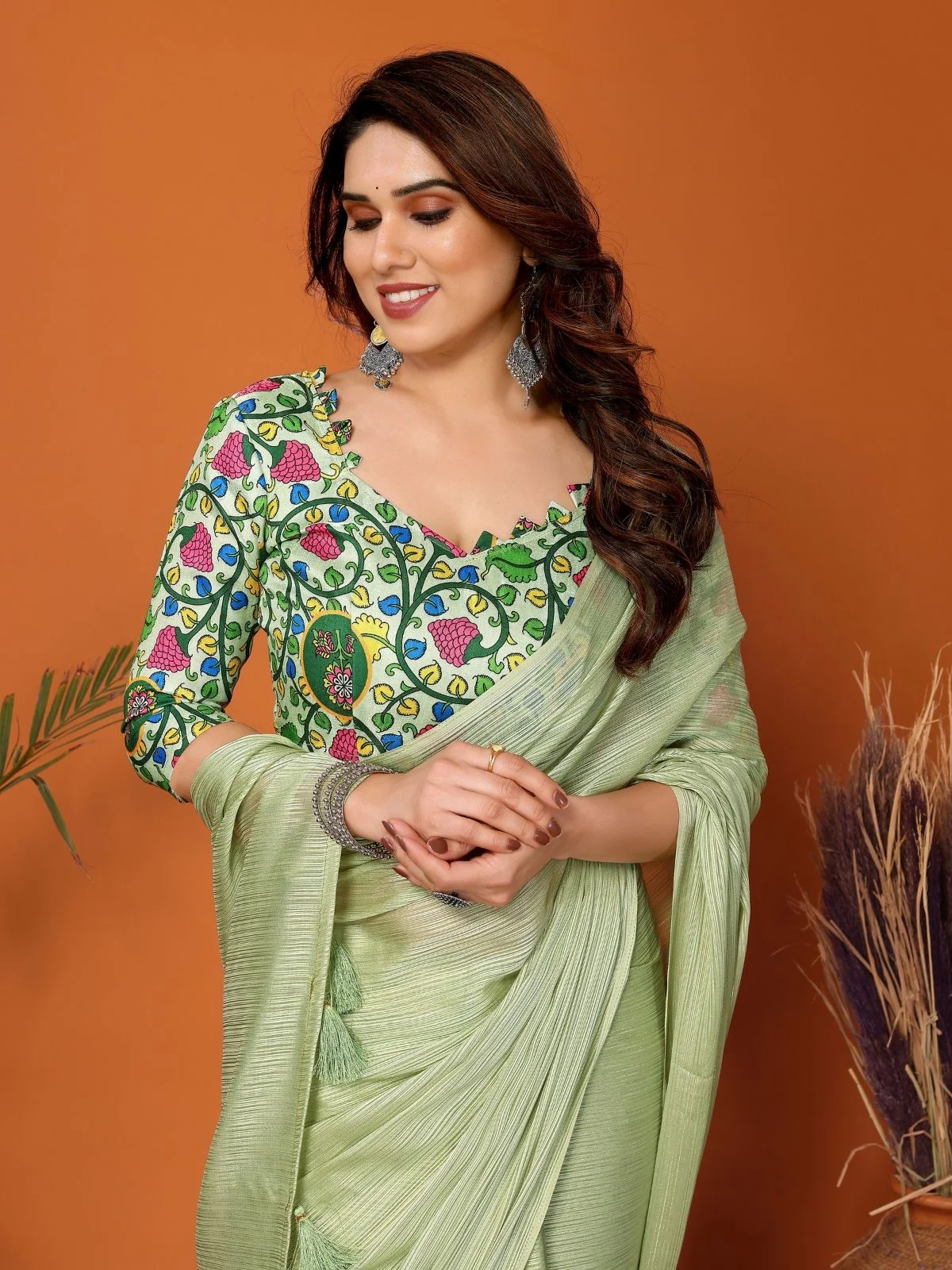Odette Pista Green Georgette Solid Saree For Women - Image 4