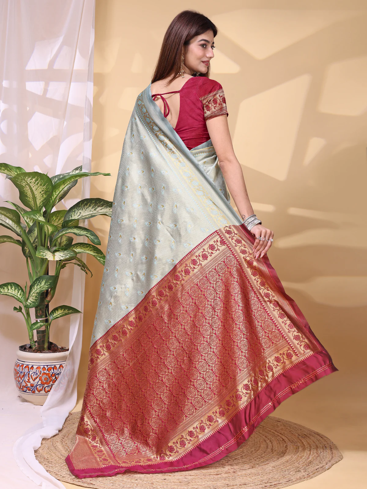 Odette  Pista Green Silk Blend Woven Saree For Women - Image 3