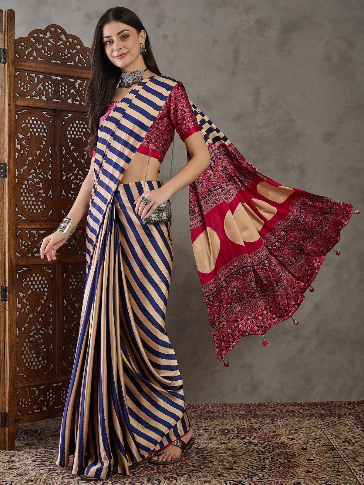 Odette Purple And Cream Silk Blend Printed Elegant Saree For Women - Image 3