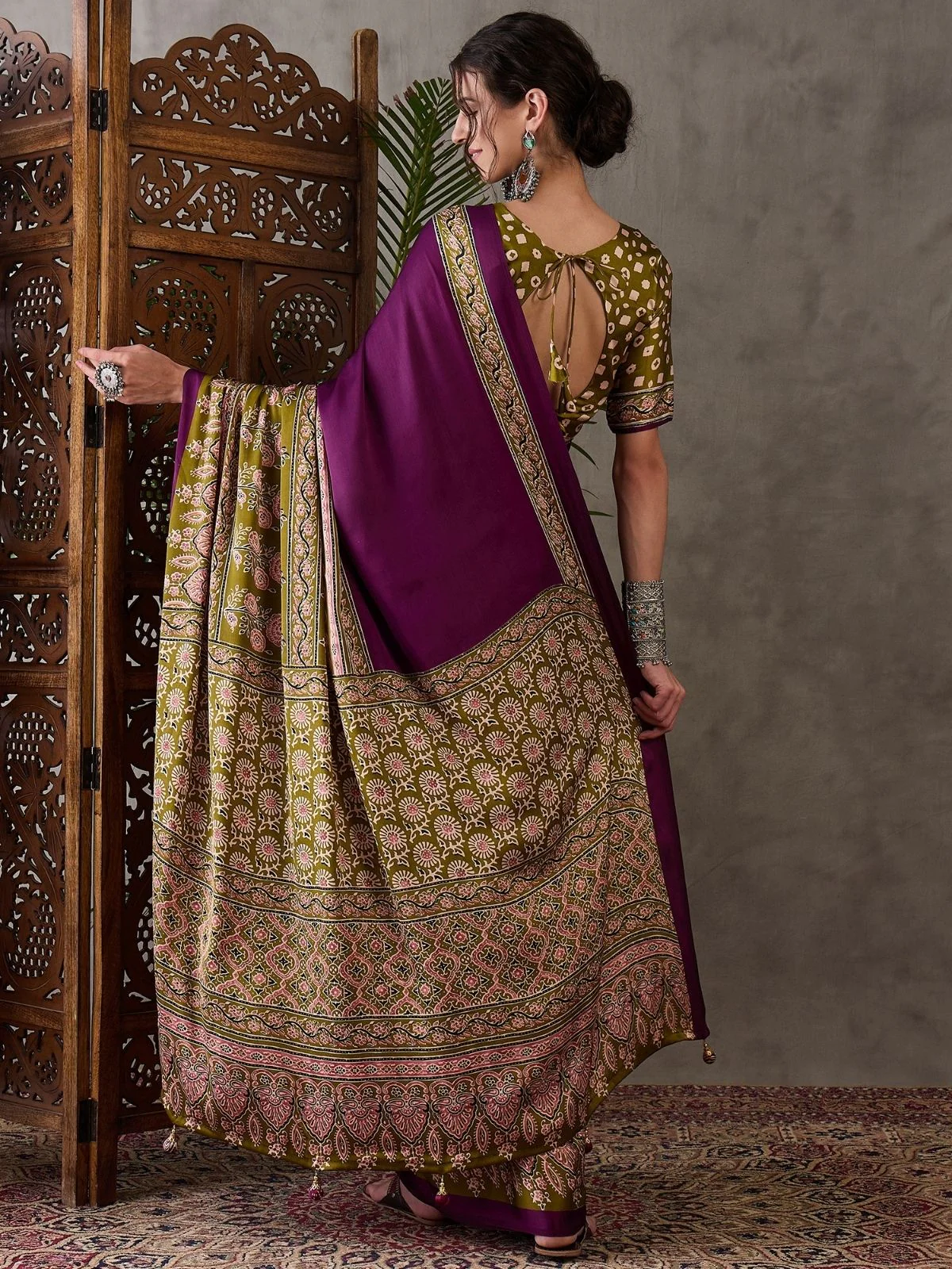 Odette Purple And Olive Silk Blend Printed Elegant Saree For Women - Image 2