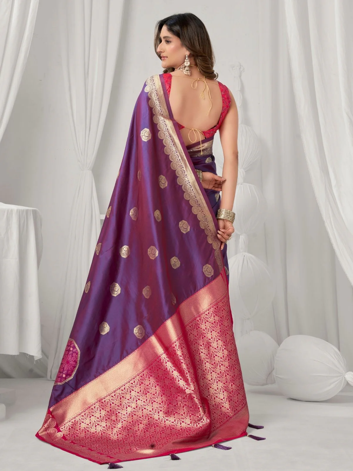 Odette Purple and Pink Silk Blend Printed Saree For Women - Image 4