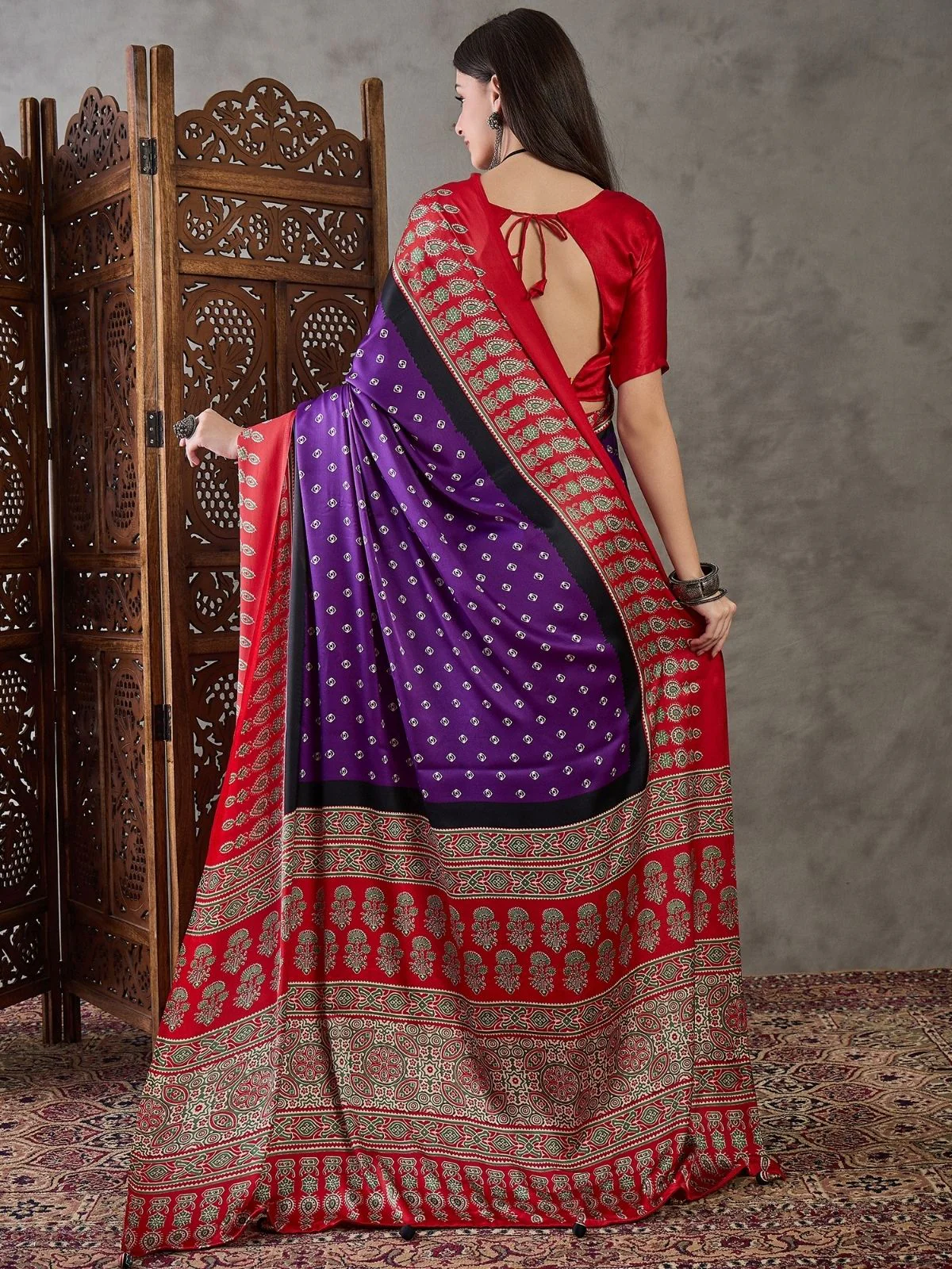 Odette Purple And Red Silk Blend Printed Elegant Saree For Women - Image 2