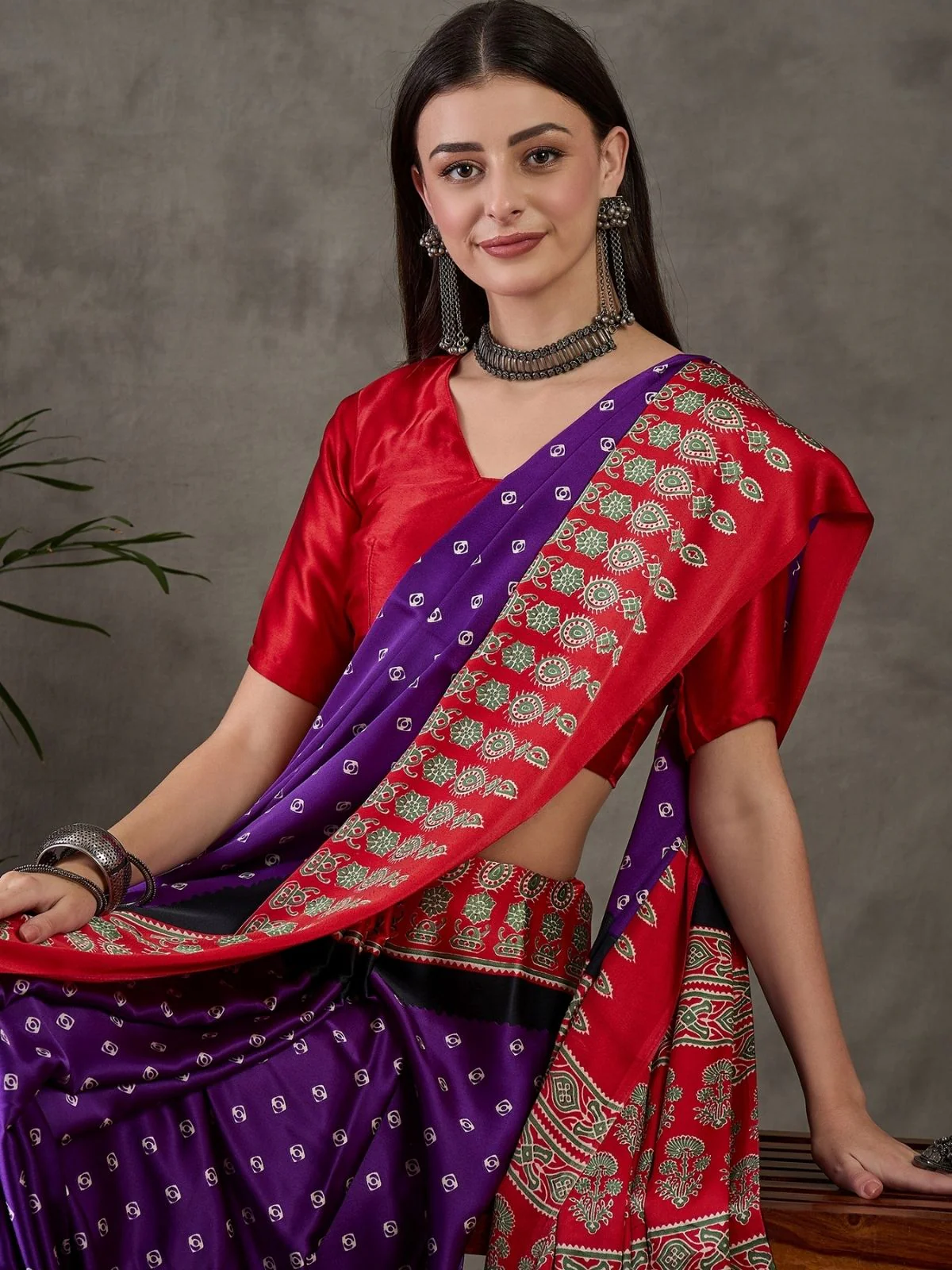 Odette Purple And Red Silk Blend Printed Elegant Saree For Women - Image 4