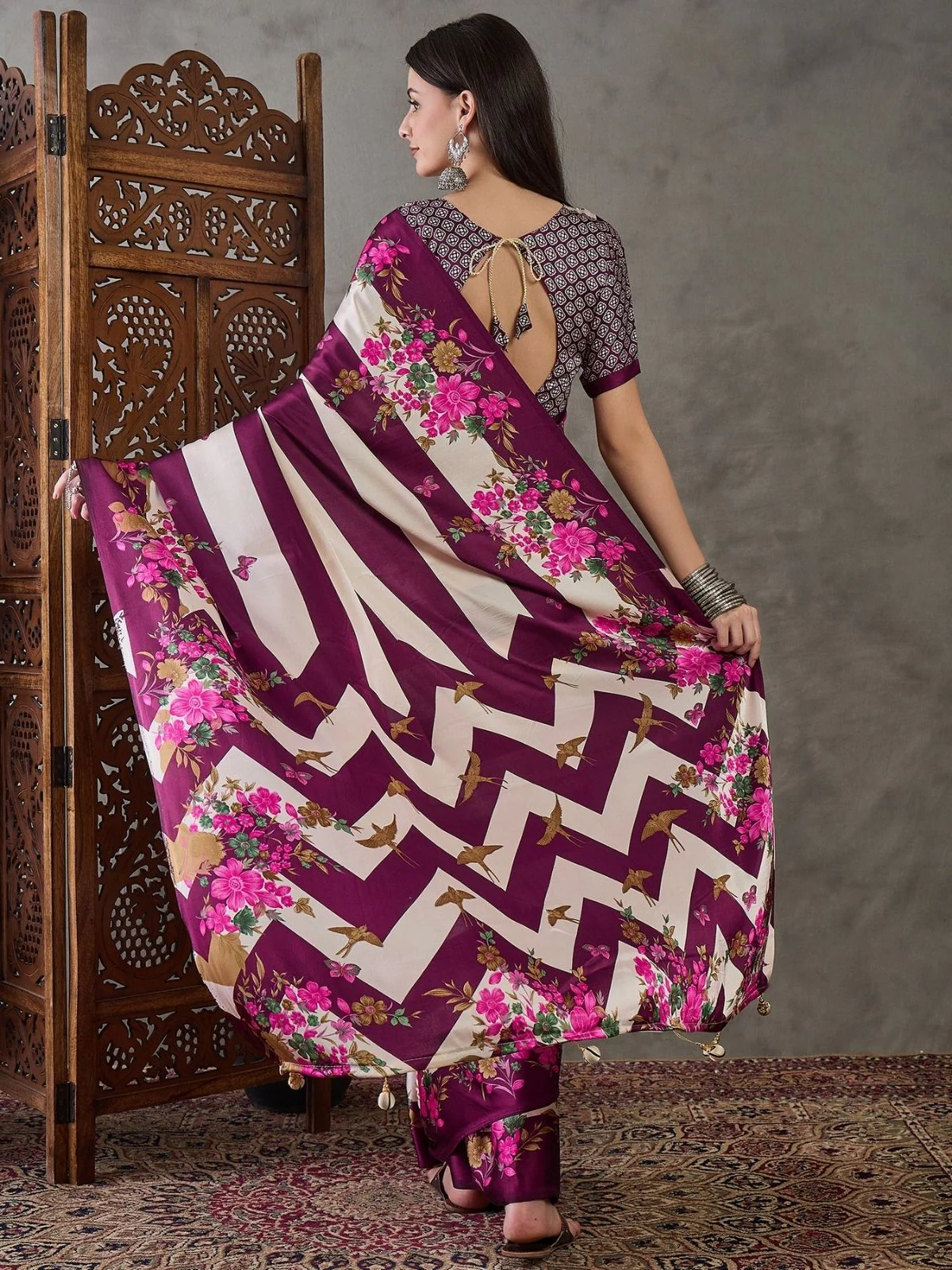 Odette Purple And White Silk Blend Printed Elegant Saree For Women - Image 2