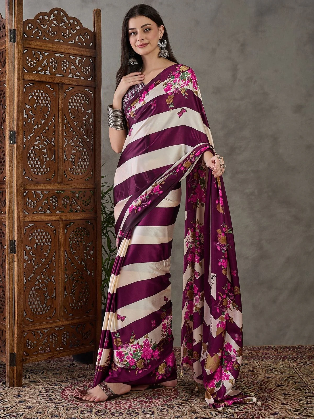 Odette Purple And White Silk Blend Printed Elegant Saree For Women - Image 3