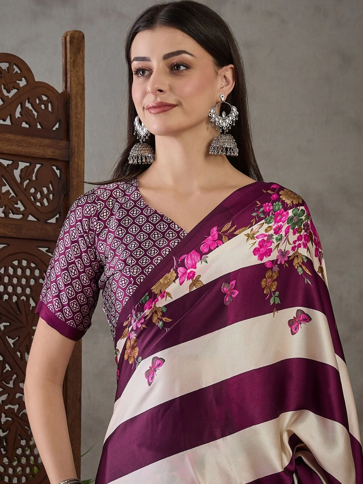 Odette Purple And White Silk Blend Printed Elegant Saree For Women - Image 4