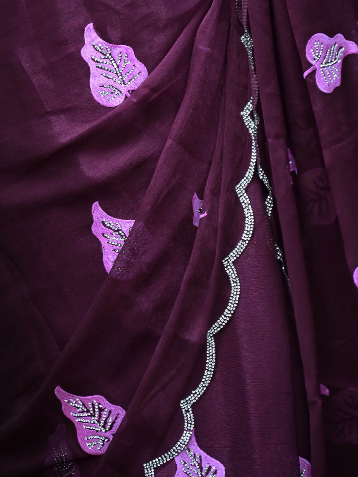 Odette Purple Embroidered Chiffon Silk Saree with Unstitched Blouse for Women - Image 4