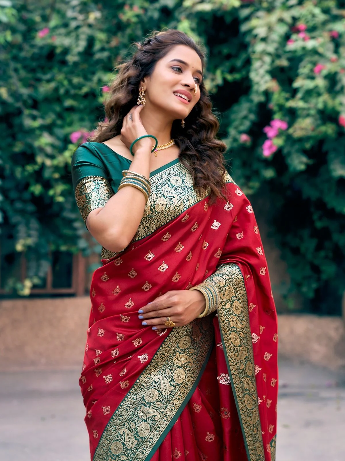Odette Red and Green Silk Blend Woven Saree For Women - Image 3
