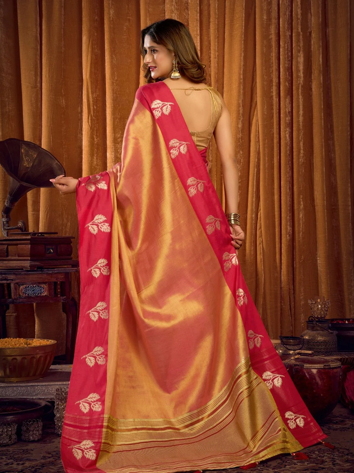 Odette Red and Mauve Silk Blend Woven Saree For Women - Image 4