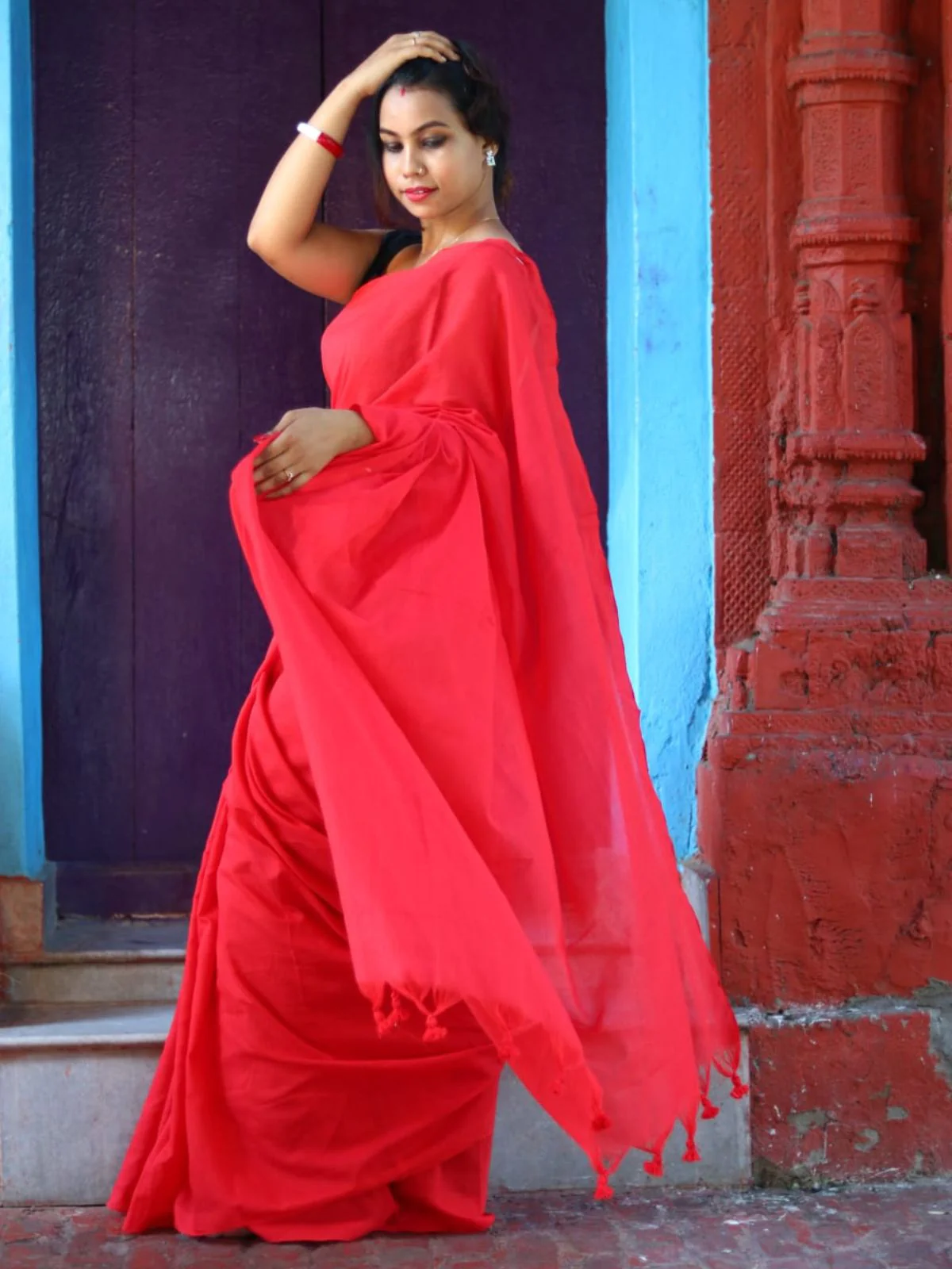 Odette Red Cotton  Saree  With Unstitched Blouse for Women - Image 2