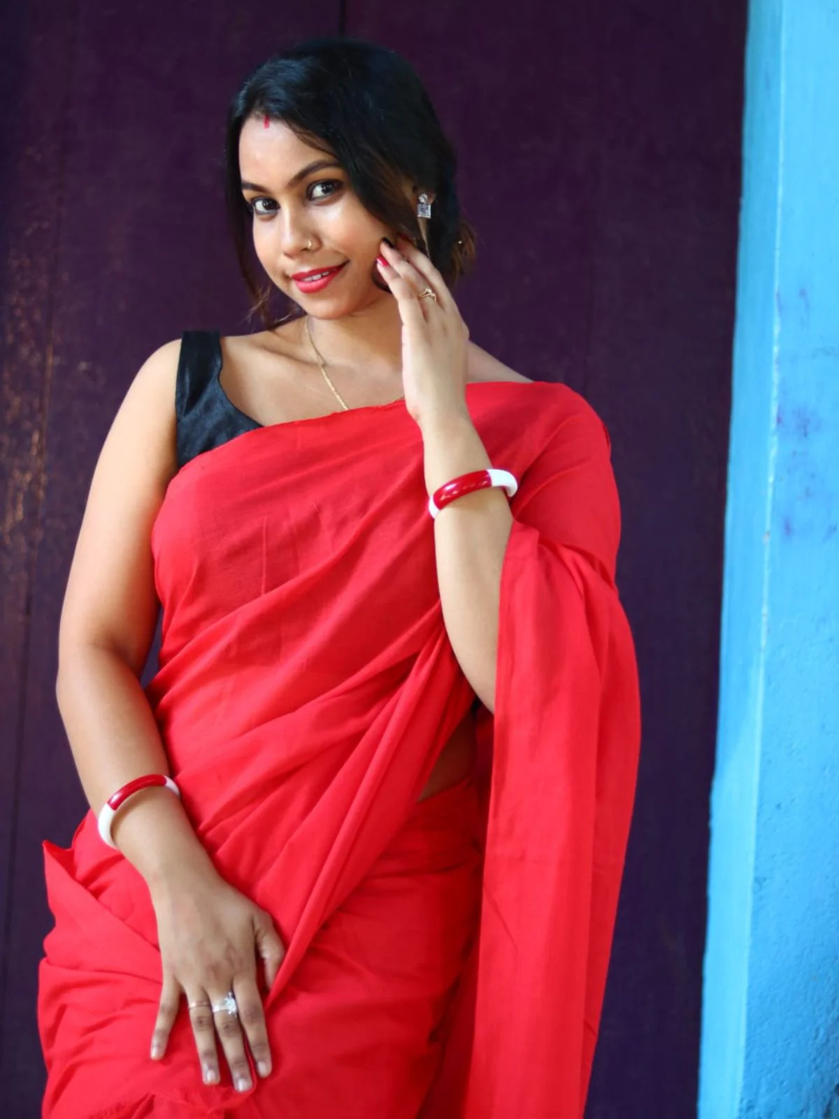 Odette Red Cotton  Saree  With Unstitched Blouse for Women - Image 4