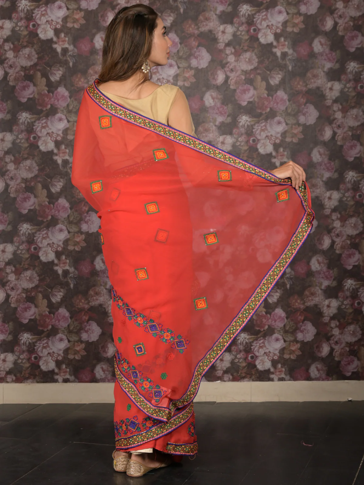 Odette Red Embroidered Chiffon Saree Without Blouse for Women - Image 4