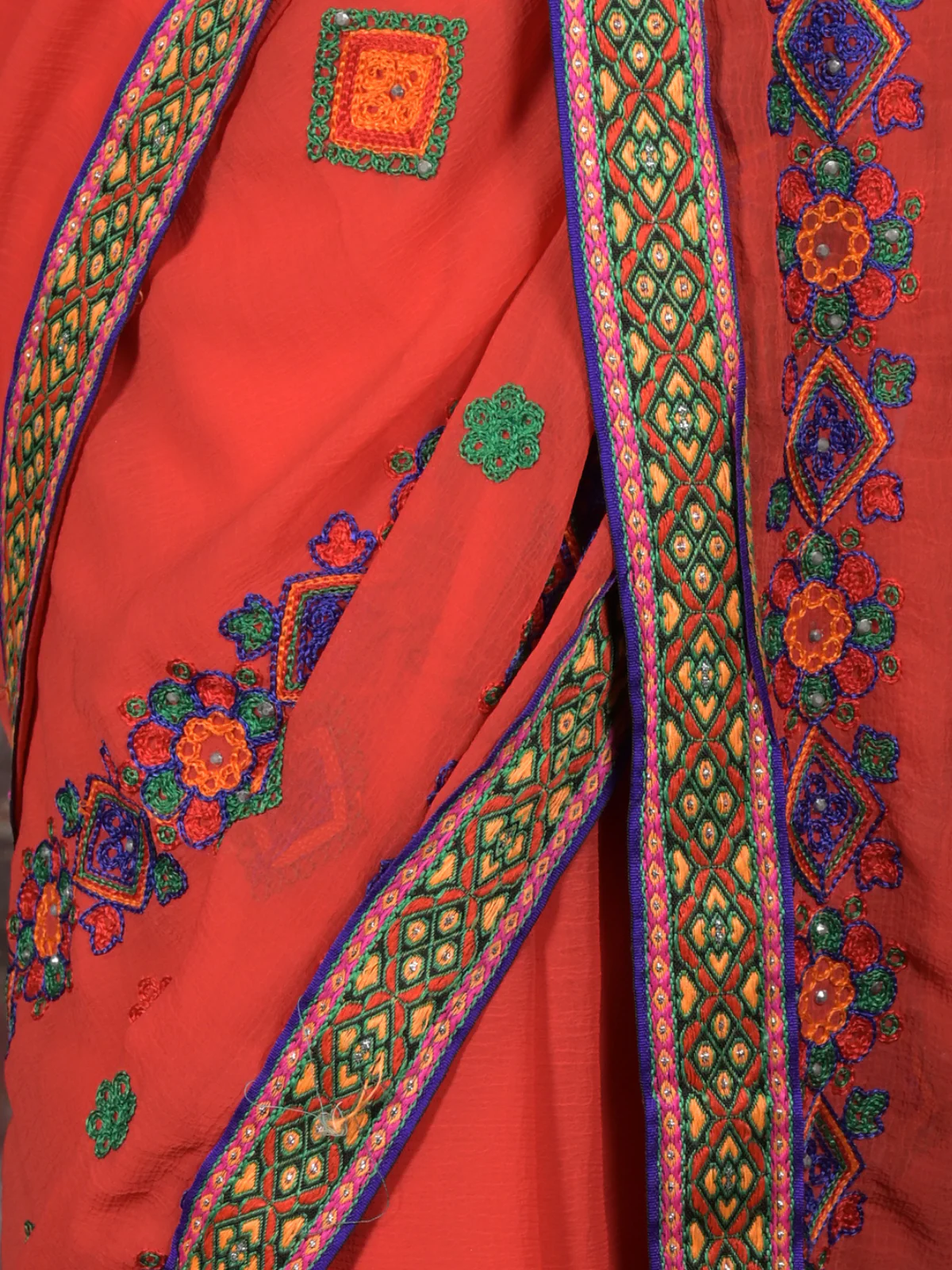 Odette Red Embroidered Chiffon Saree Without Blouse for Women - Image 5