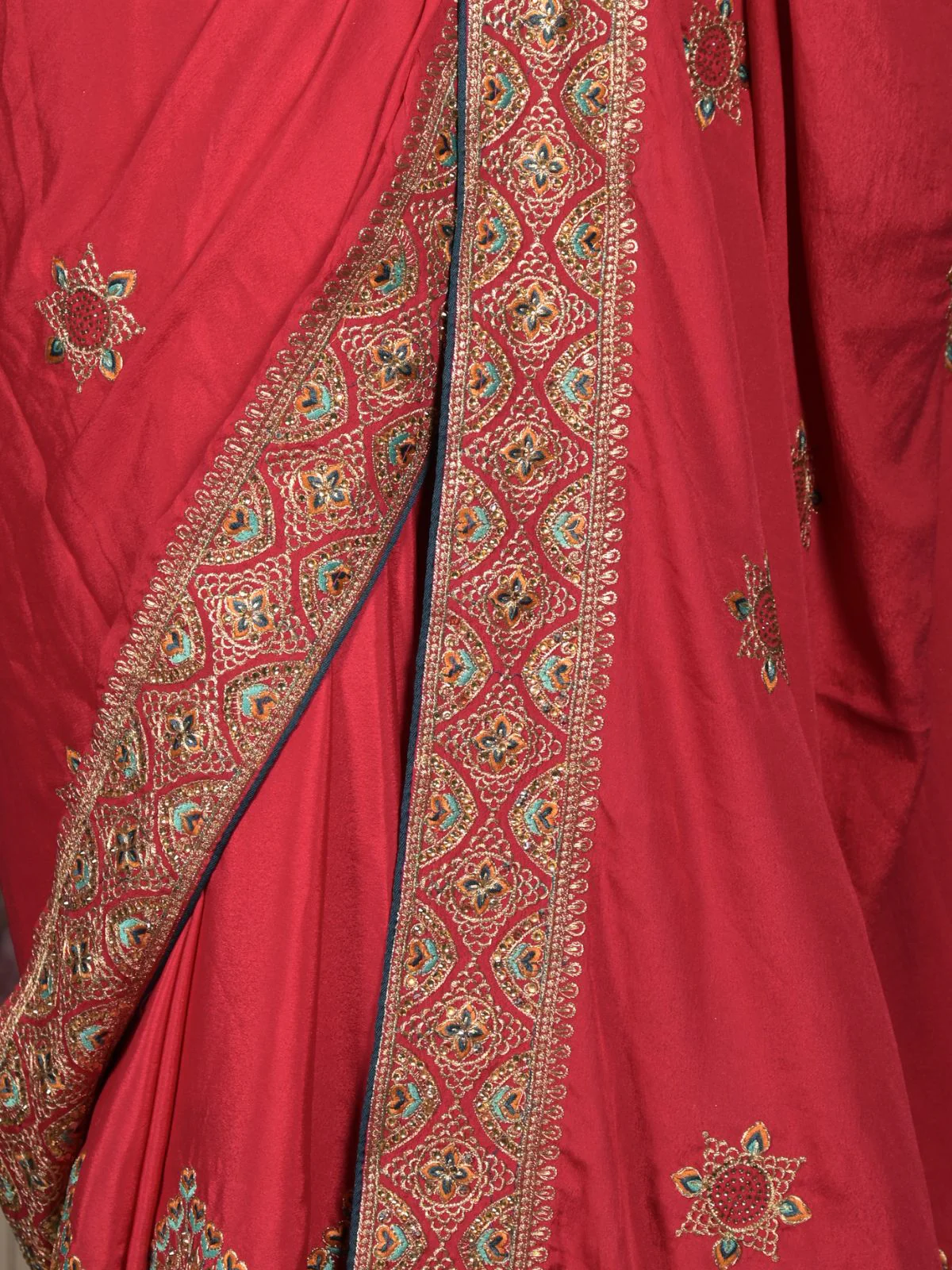 Odette Red Heavy Embroidered Crepe Saree with Unstitched Blouse for Women - Image 5