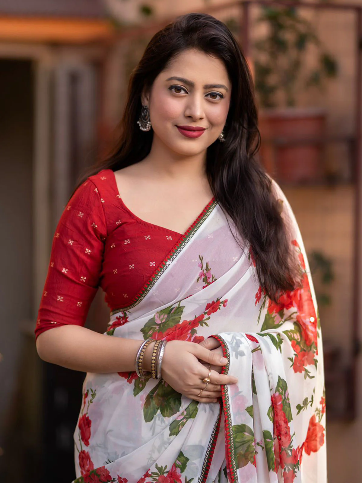 Odette White And Red Printed Soft Georgette Saree With Unstitched Blouse For Women - Image 3