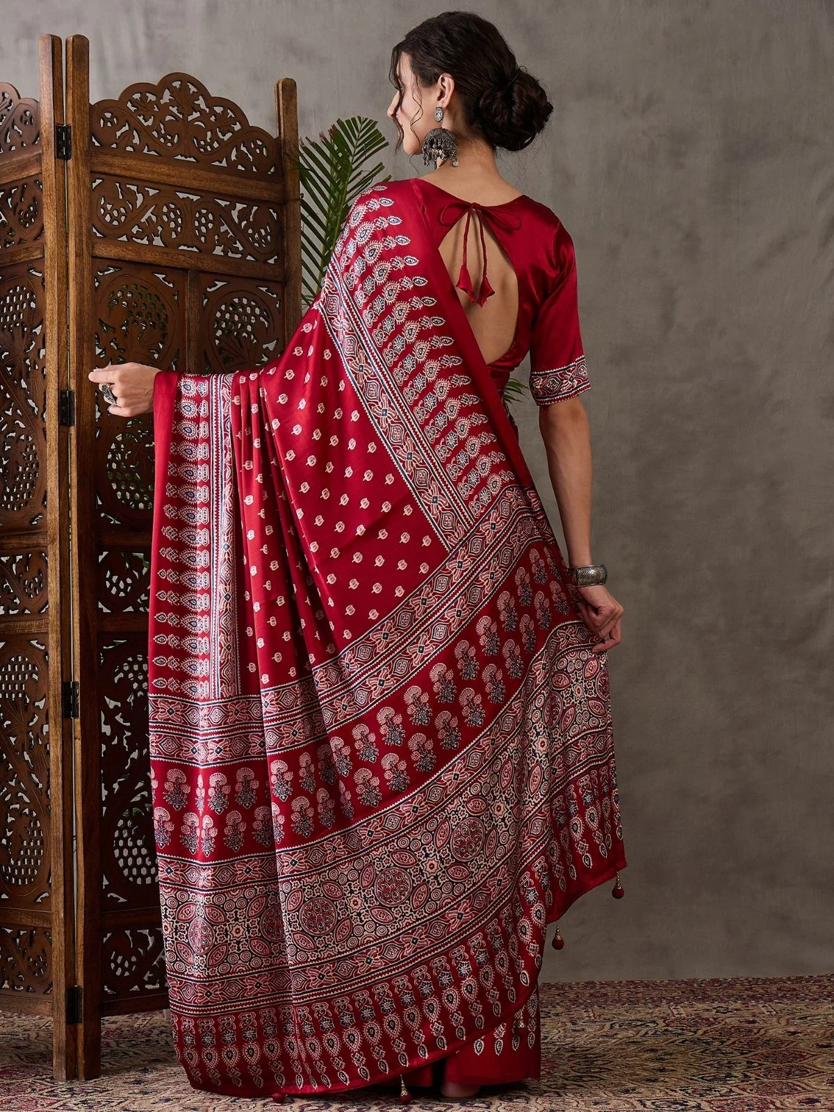Odette Red Silk Blend Printed Elegant Saree For Women - Image 2
