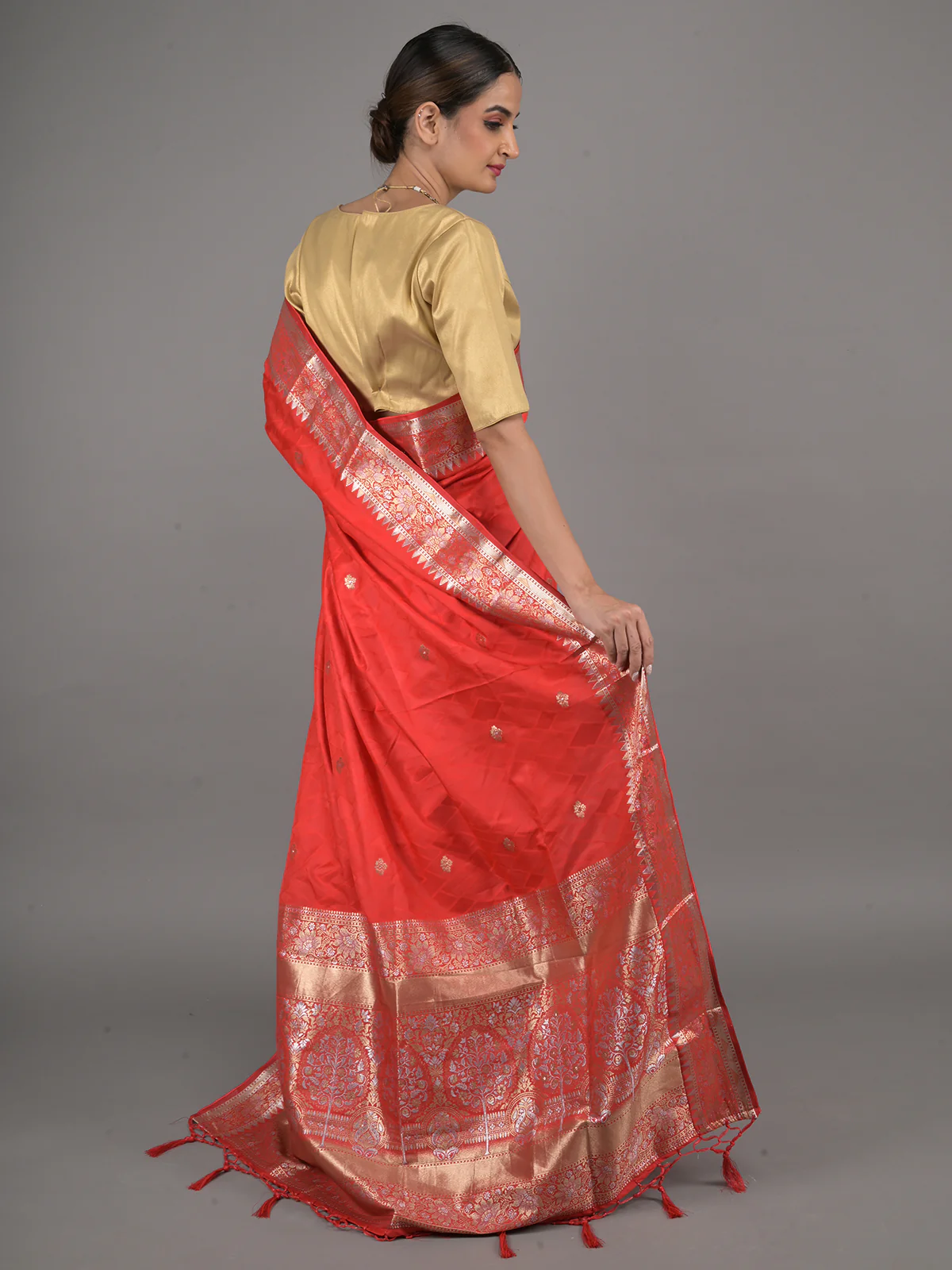 Odette Red Silk Blend Woven Saree With Unstitched Blouse For Women - Image 3