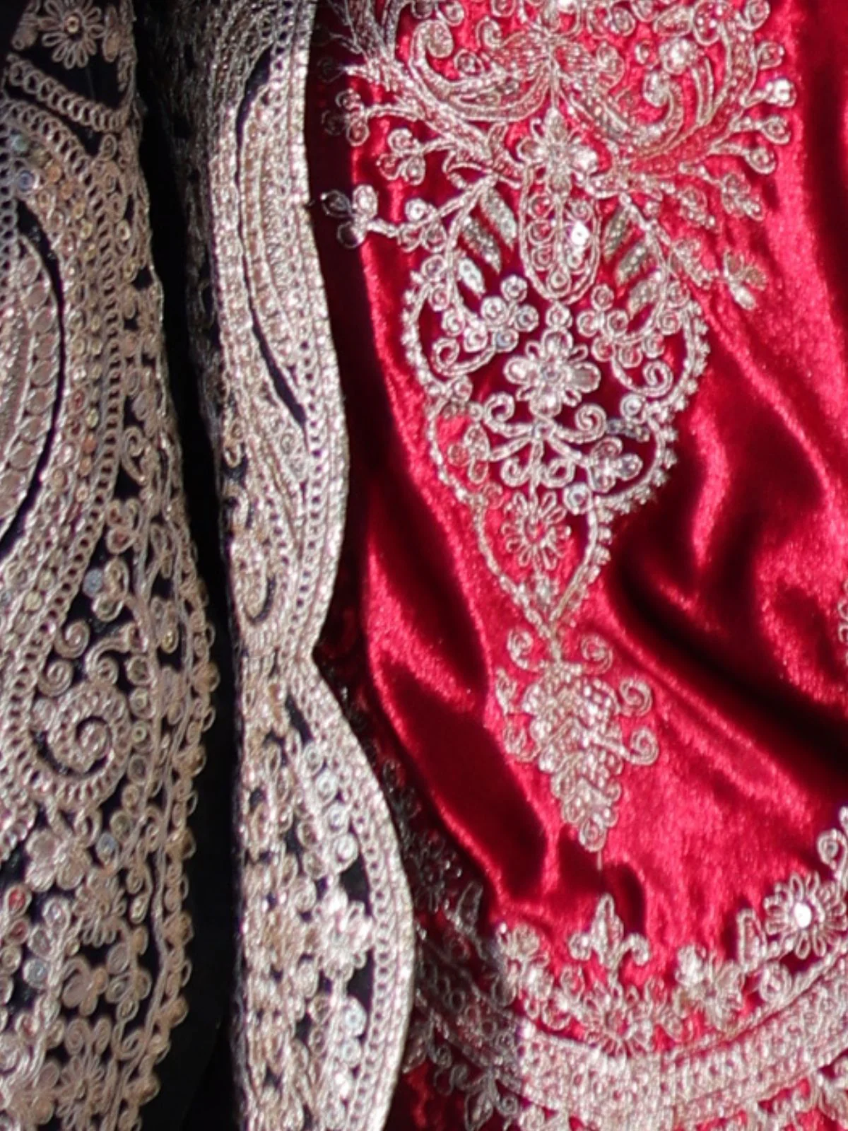 Odette Red Velvet Embroidered Kurta Set For Women - Image 5