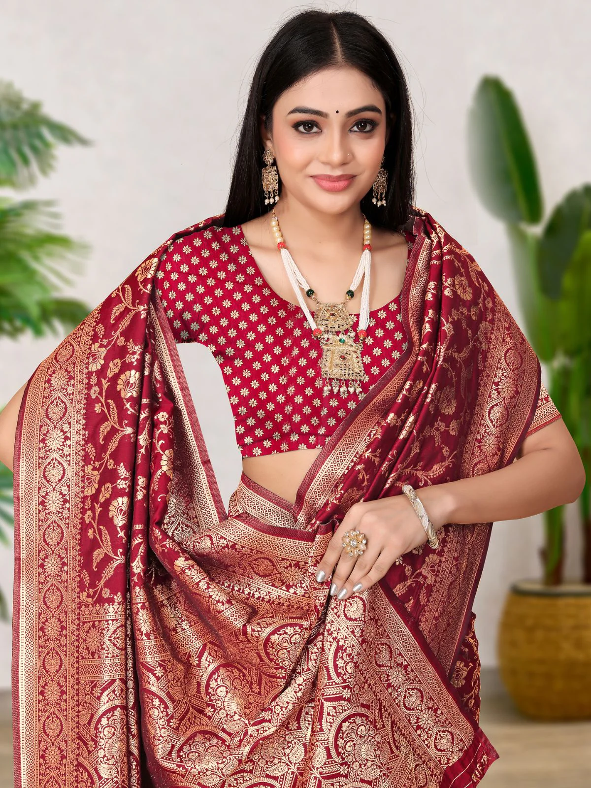 Odette Red Woven Banarasi Silk Saree With Unstitched Blouse For Women - Image 4