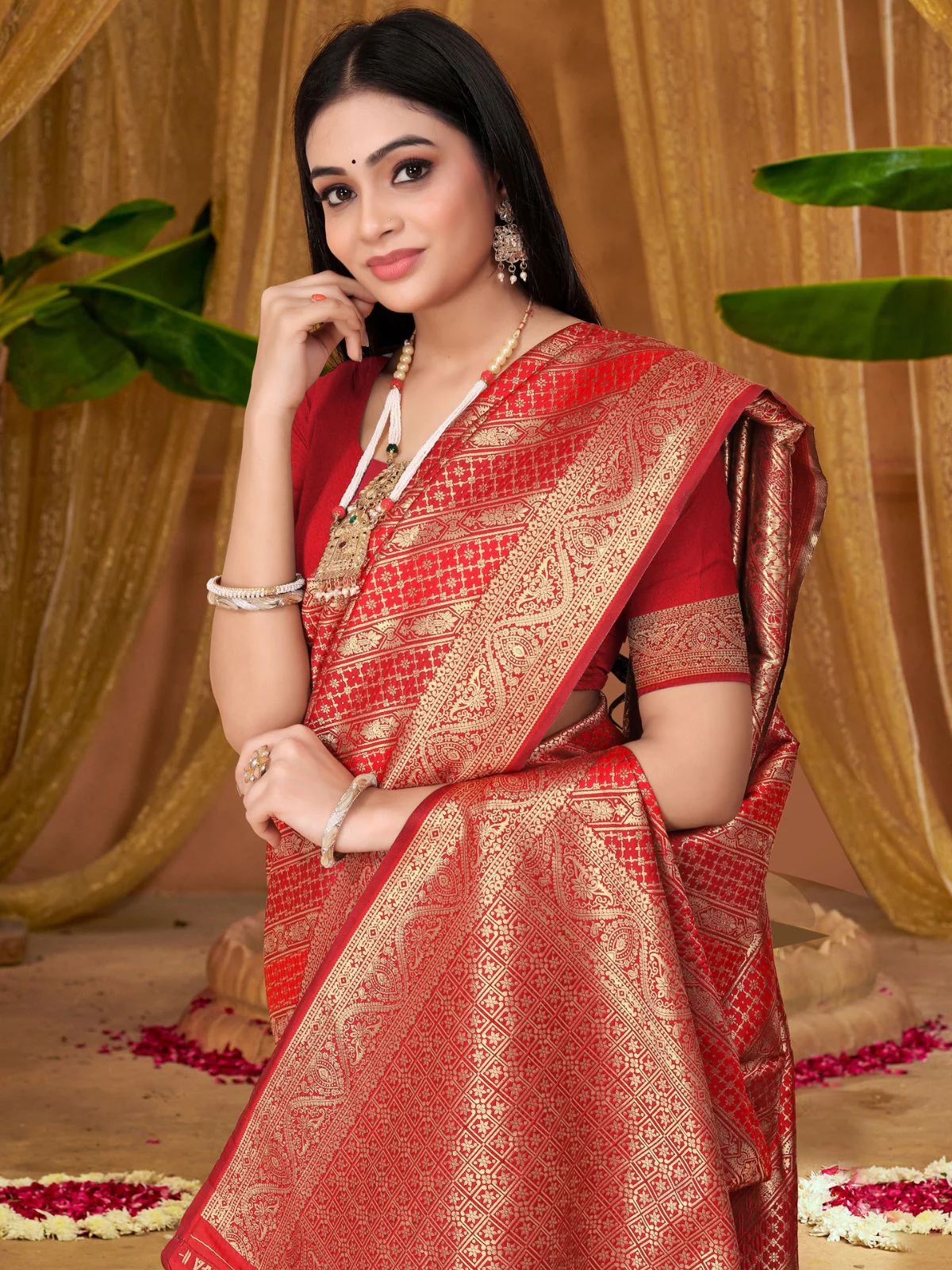 Odette Red Woven Banarasi Silk Saree With unstitched Blouse For Women - Image 4