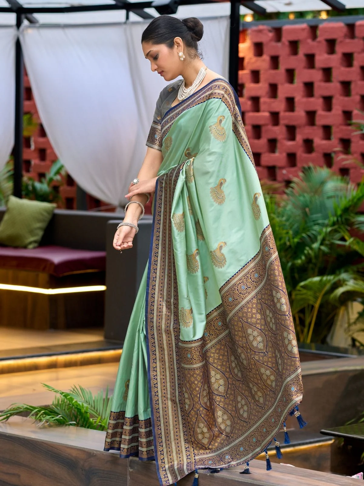 Odette Sea Green Silk Zari Woven Saree For Women - Image 2
