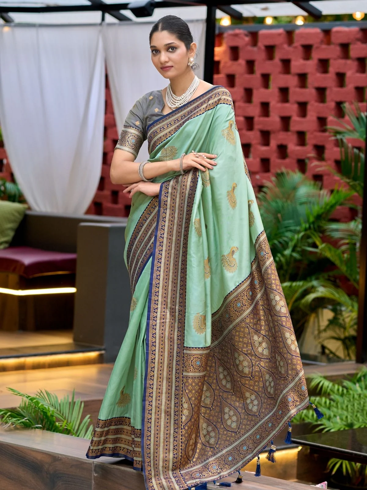 Odette Sea Green Silk Zari Woven Saree For Women - Image 3
